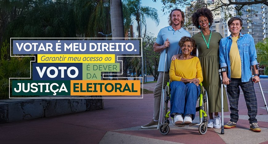 Na imagem no centro, tem 4 pessoas, em uma praça, sorridentes olhando para a câmera aparece em d...