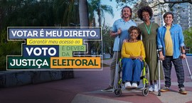 Na imagem no centro, tem 4 pessoas, em uma praça, sorridentes olhando para a câmera aparece em d...