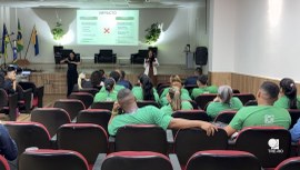 Registro fotográfico em plano geral do interior de um auditório durante uma palestra da Semana d...