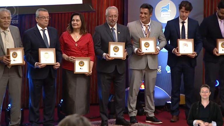 Cerimônia de entrega do Selo de Qualidade Eleitoral reúne representantes dos tribunais O Selo de Qualidade Eleitoral reconhece às ações e boas práticas da Justiça Eleitoral.