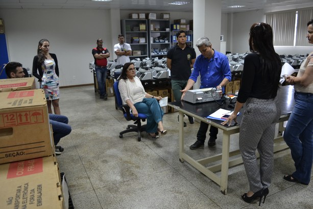 Comissão de Auditoria demonstra o funcionamento das urnas eletrônicas no TRE-RO A Presidente da Comissão, juíza Rosemeire Conceição, reuniu todos os membros da auditória, a fim...