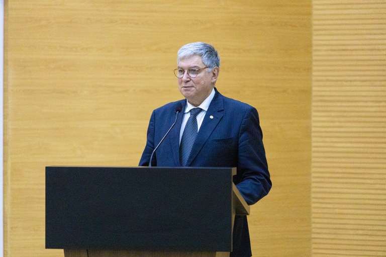 Desembargador Marcos Alaor Grangeia durante discurso na solenidade.