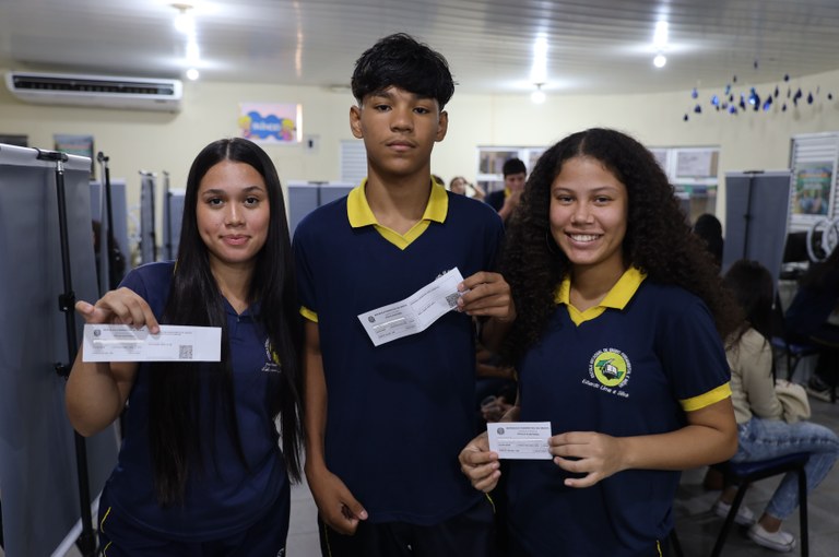 estudantes 1 Estudantes com título na mão.