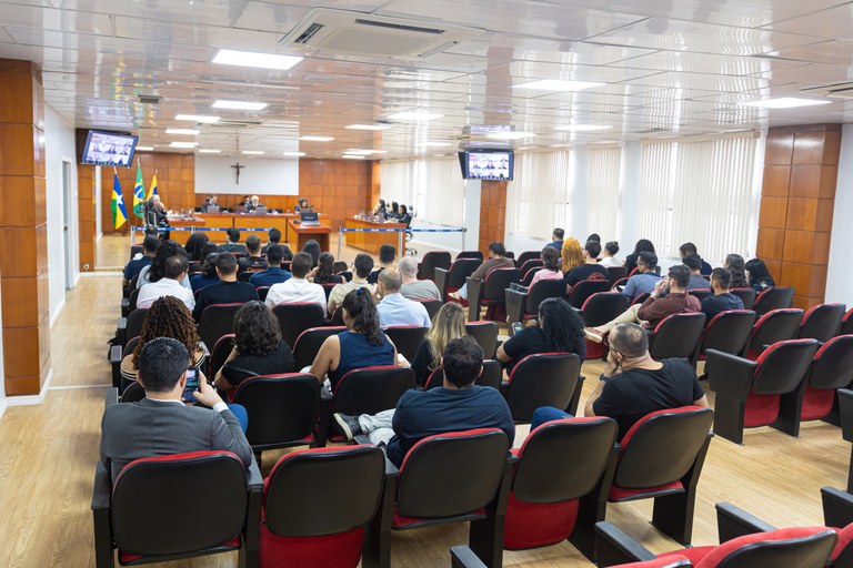 Alunos do 9º período de Direito conheceram a estrutura da Justiça Eleitoral e acompanharam uma s...