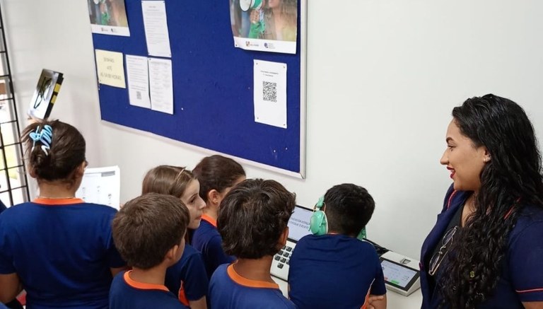 Estudantes conhecem de perto o funcionamento da urna eletrônica Alunos do 3º ano conheceram de perto o trabalho da Justiça Eleitoral, aprenderam sobre cidadania...