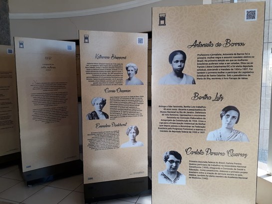 Exposição “86 Anos do Voto Feminino no Brasil e a Mulher nos Espaços de Poder” será exibida na OAB-RO Os totens ficarão na sede da OAB até o dia 31 de agosto