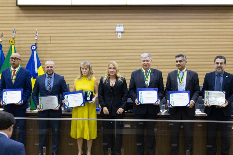 Homenageados posam com suas medalhas e certificados ao lado da deputada estadual Iêda Chaves dur...