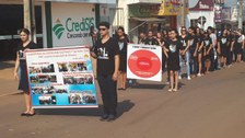 Além de levantar a bandeira do Brasil, os alunos da Escola Juscelino Kubitchek exibiram o símbol...