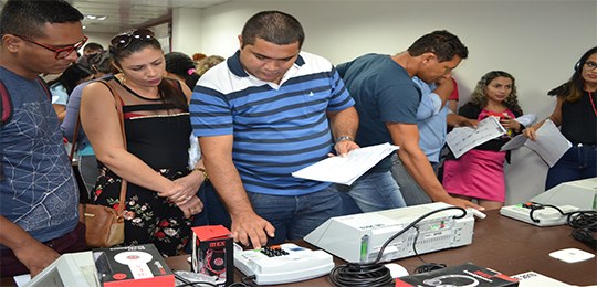 Os mesários têm aprendido na prática como manusear a urna eletrônica 