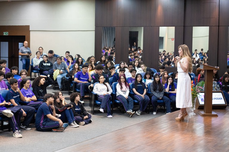 palestra jd mangueiras Alunos assistindo palestra sobre a importância do voto
