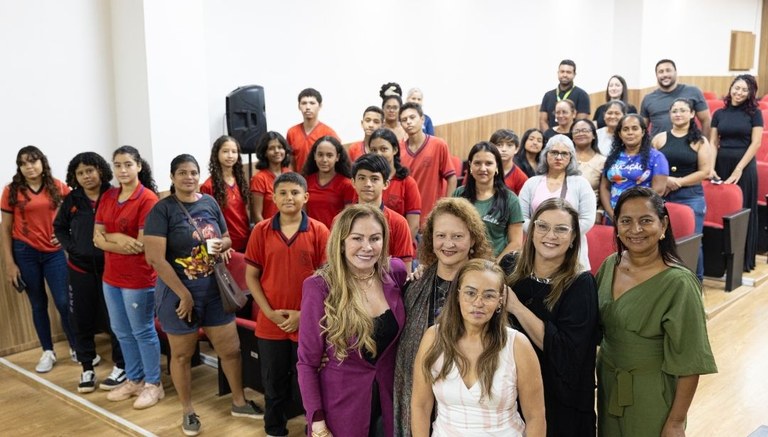 Cerimônia reconhece talentos da Escola Marcos de Barros Freire reforçando a importância da educa...