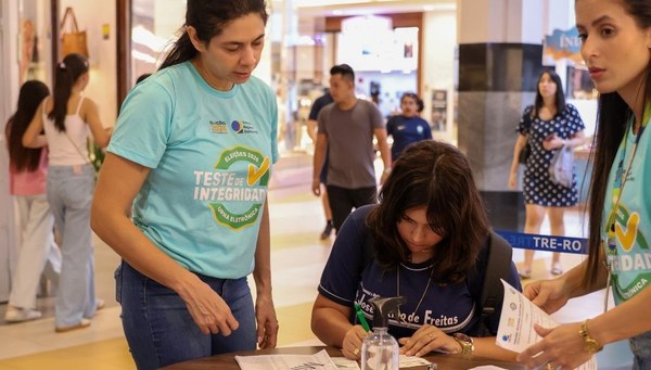 Partidos políticos, entidades e sociedade na coleta de votos em cédula.