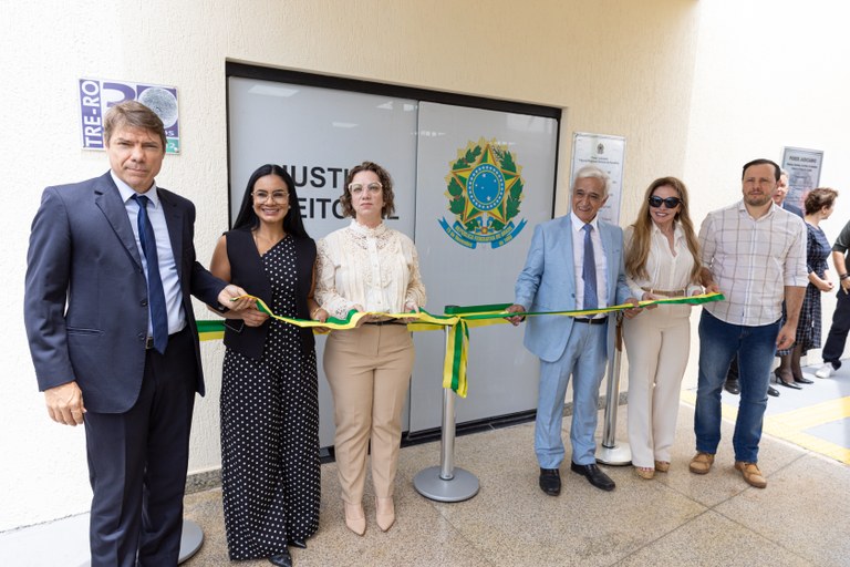 Autoridades participam da cerimônia de reinauguração do Fórum Eleitoral de Vilhena. O grupo está...
