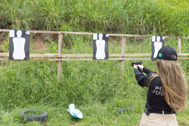Capacitação habilitou para o porte institucional, com aulas teóricas e práticas em estande de tiro.