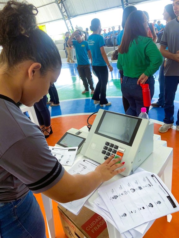 Simulação de voto eletrônico em evento educativo Ação da Justiça Eleitoral, na Escola Luiz Cabral de Souza, aproximou estudantes levando palestra...