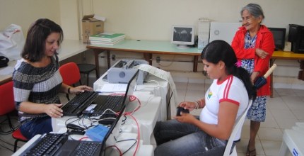 Três escolas de Rio Branco ofereceram atendimento ao eleitor durante toda esta segunda-feira, 30...