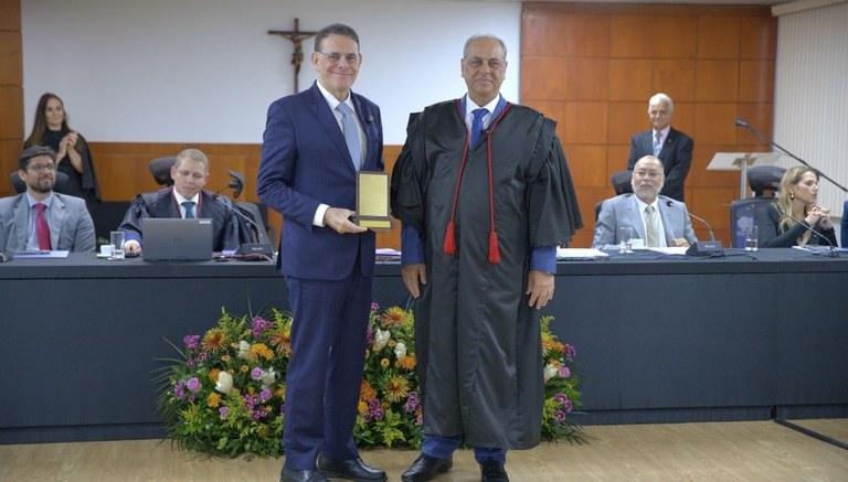 Sessão solene reúne autoridades para a despedida da juíza Tânia Mara da Corte Eleitoral e homena...