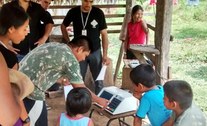 Indio da aldeia São Luiz, 100km de Alta Floresta, simulando votação.