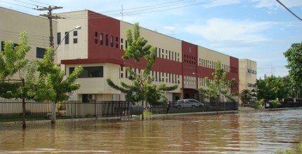 Foto do Prédio da Justiça Eleitoral tomado pelas águas do Rio Madeira.