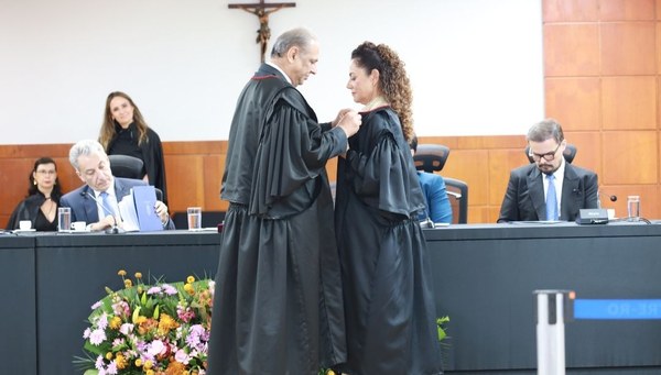 TRE-RO presidente entrega medalha