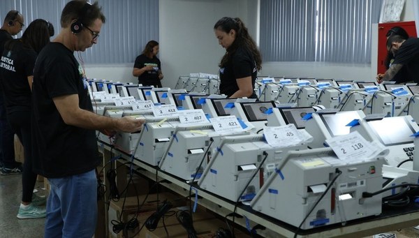TRE-RO Urnas Eletrônicas sendo testadas.
