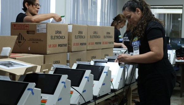 TRE-RO Urnas Eletrônicas sendo tiradas da caixa