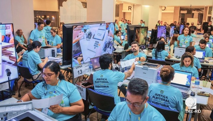 Testes públicos simulam uma votação real para comprovar que os votos registrados nas urnas eletr...