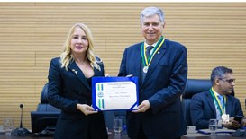 O desembargador foi agraciado com a medalha em reconhecimento pela atuação no TRE-RO.