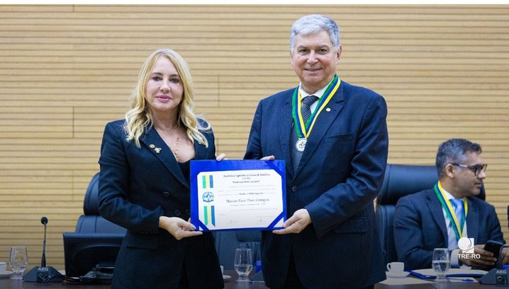 O desembargador foi agraciado com a medalha em reconhecimento pela atuação no TRE-RO.