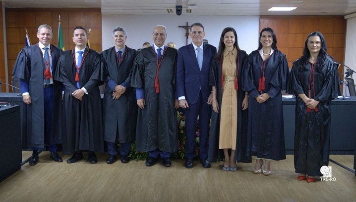 Sessão solene reúne autoridades para a despedida da juíza Tânia Mara da Corte Eleitoral e homena...