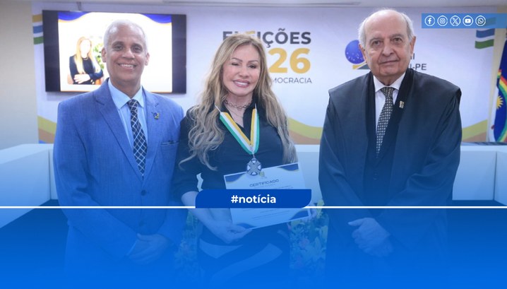 Diretora-Geral do TRE-RO recebe Medalha do Mérito do Servidor em Pernambuco Honraria foi concedida em reconhecimento à sua atuação em prol da cidadania e do fortalecimento ...