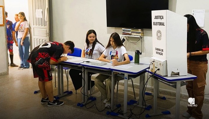 Eleição simulada leva cidadania e voto consciente a alunos da zona rural de Pimenta Bueno Ação da Justiça Eleitoral, na Escola Luiz Cabral de Souza, aproximou estudantes levando palestra...
