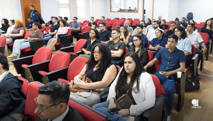 Alunos do 9º período de Direito conheceram a estrutura da Justiça Eleitoral e acompanharam uma s...