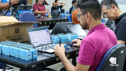 TRE-RO realizou neste domingo (11) a geração de mídias para as urnas eletrônicas que serão utili...