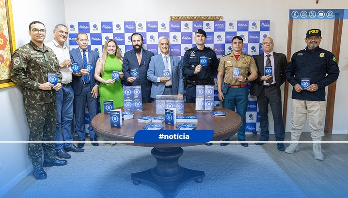TRE-RO entrega Guia de Segurança das Eleições 2024 para órgãos de segurança pública Guia foi entregue a autoridades das forças de segurança para assegurar um processo eleitoral seg...