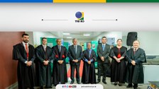 Na ocasião, receberam placas de homenagem o desembargador
Marcos Alaor Diniz Grangeia e o juiz ...