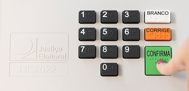 Urna eletrônica completa 29 anos como símbolo de inovação e segurança nas eleições brasileiras Criado em 13 de maio de 1996, equipamento foi uma resposta direta a um histórico de fraudes que ...