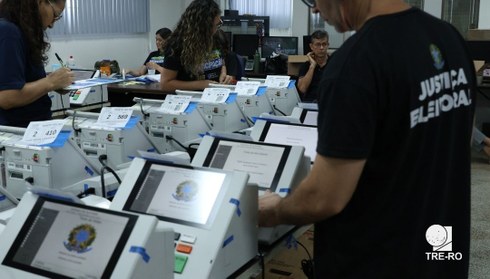 Procedimento inclui testes, conferência dos dados dos candidatos e lacração de 4.698 urnas; elei...